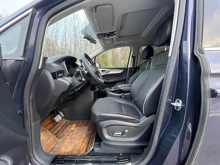 Фото 7 - Roewe iMax 8