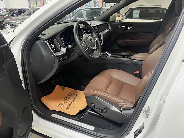 Фото 6 - Volvo XC60