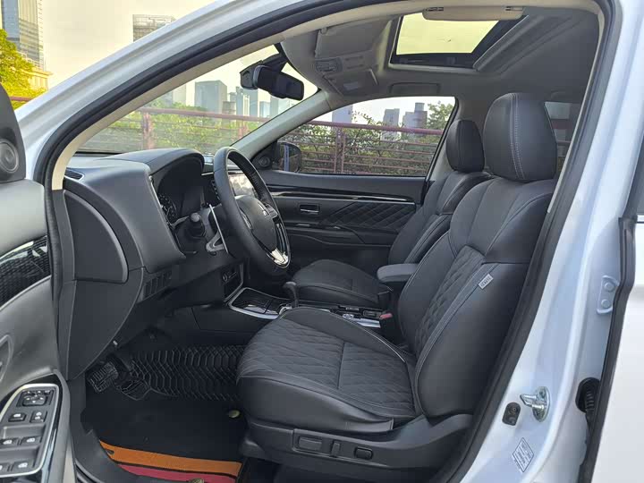 Фото 10 - Mitsubishi Outlander