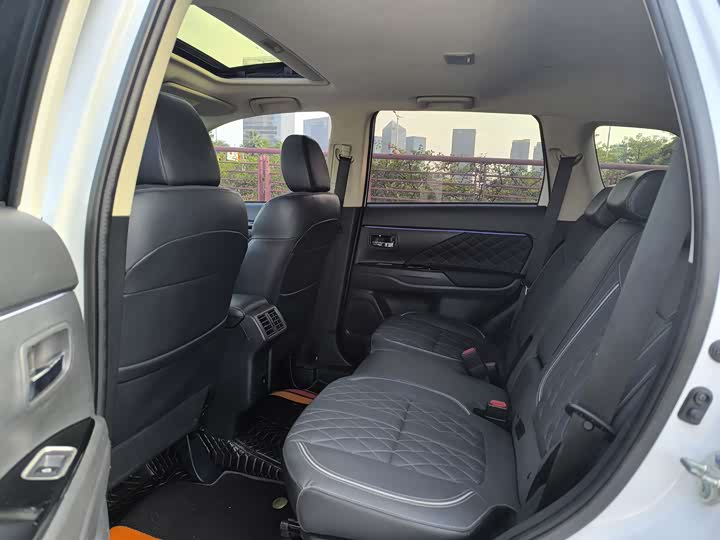 Фото 11 - Mitsubishi Outlander