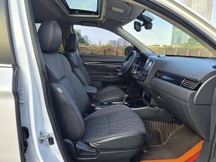 Фото 13 - Mitsubishi Outlander