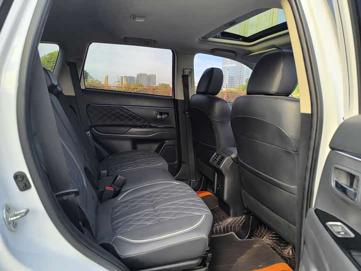 Фото 14 - Mitsubishi Outlander