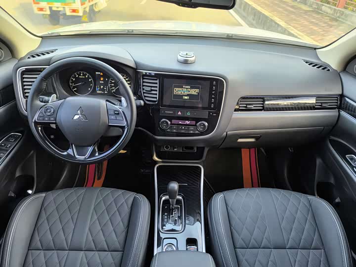 Фото 15 - Mitsubishi Outlander