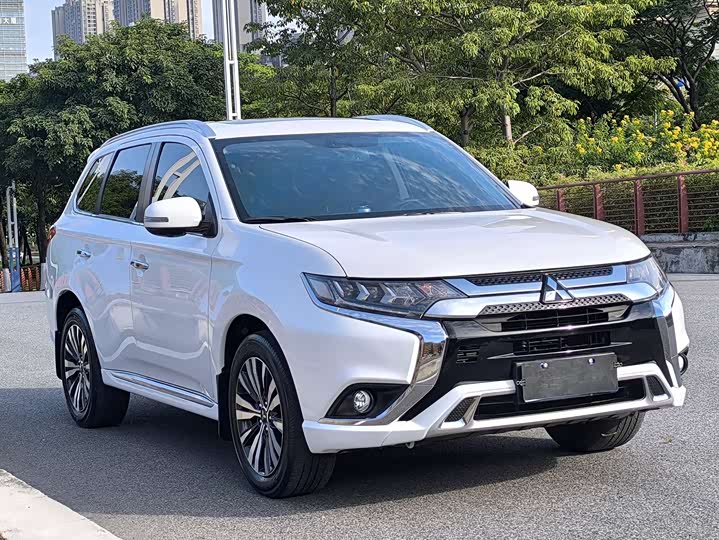 Фото 4 - Mitsubishi Outlander