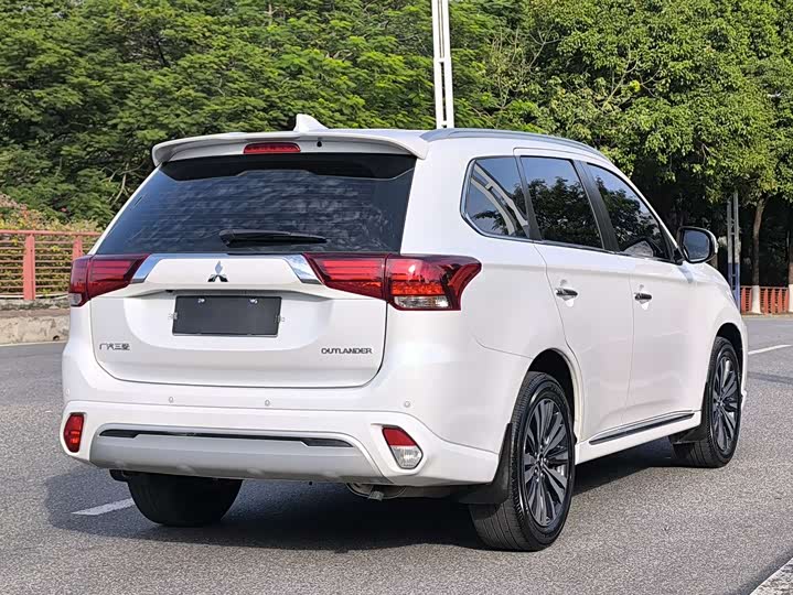 Фото 6 - Mitsubishi Outlander