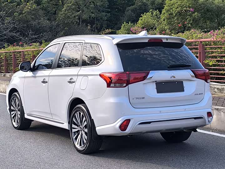 Фото 7 - Mitsubishi Outlander