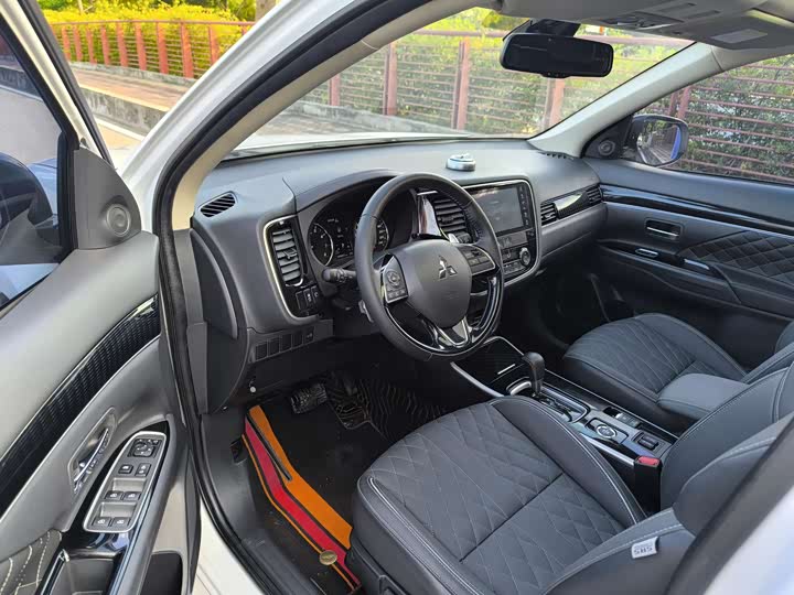 Фото 9 - Mitsubishi Outlander