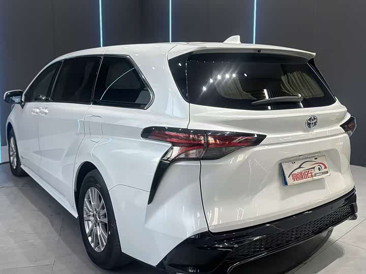 Фото 7 - Toyota Sienna