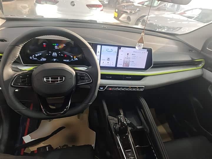 Фото 12 - Geely Coolray