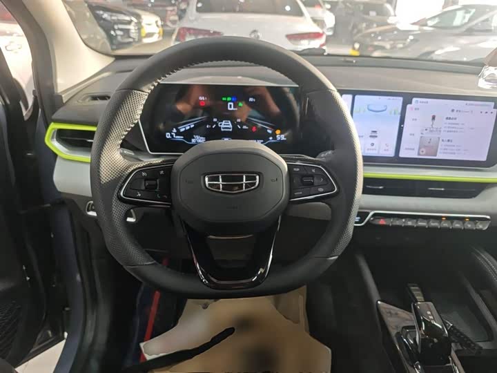 Фото 3 - Geely Coolray