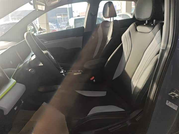 Фото 7 - Geely Coolray