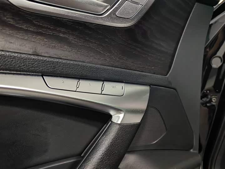 Фото 12 - Audi A6L