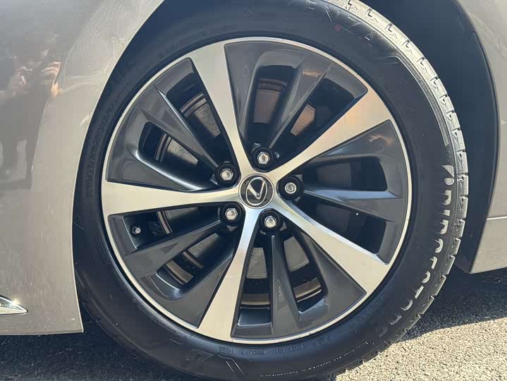 Фото 10 - Lexus LS