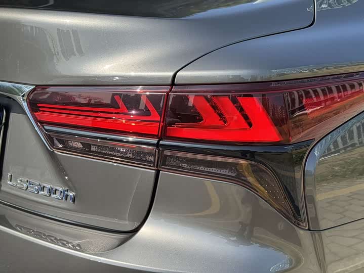 Фото 11 - Lexus LS