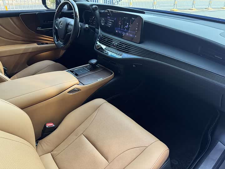 Фото 12 - Lexus LS