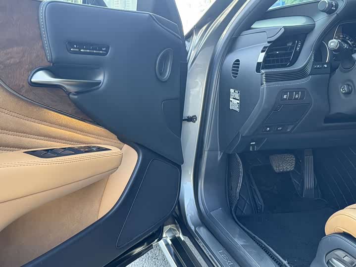 Фото 14 - Lexus LS