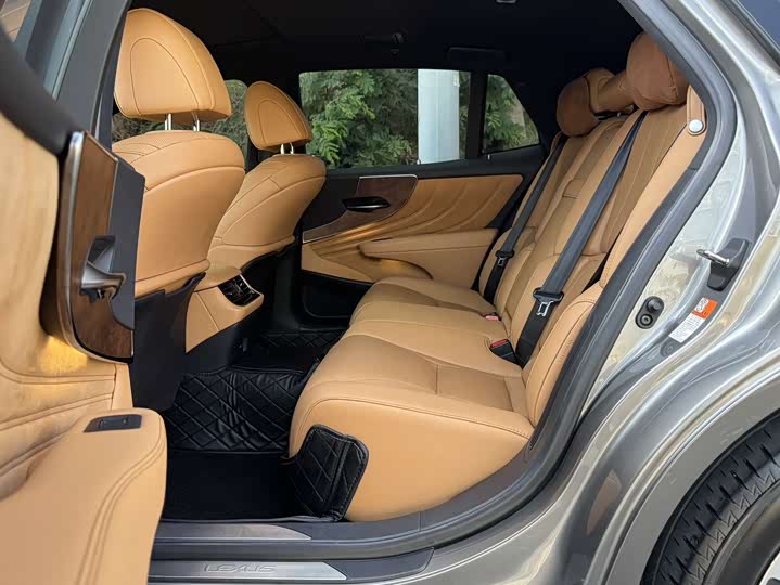 Фото 16 - Lexus LS