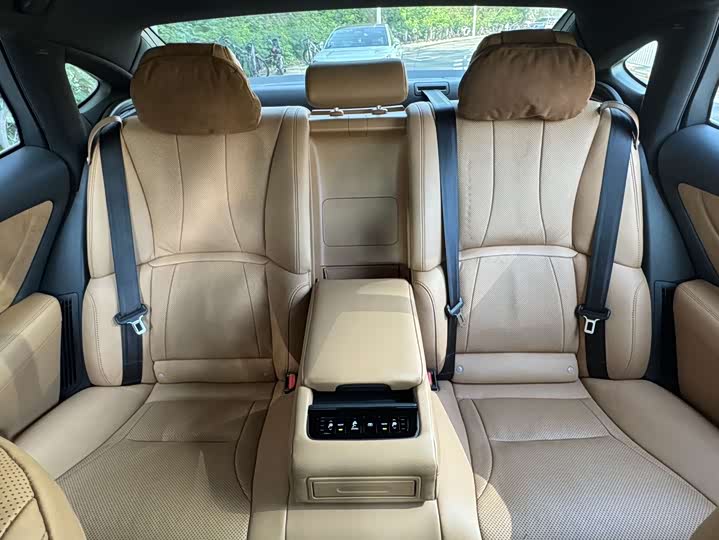 Фото 19 - Lexus LS