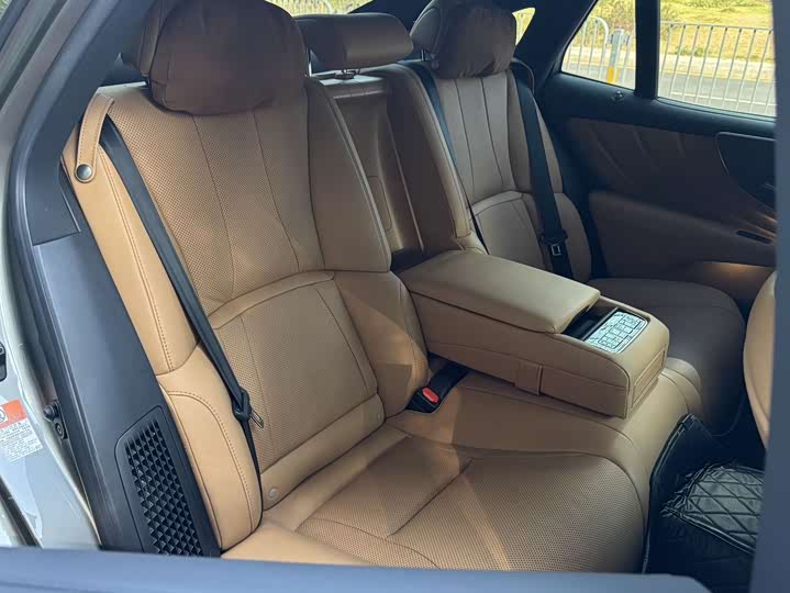 Фото 20 - Lexus LS