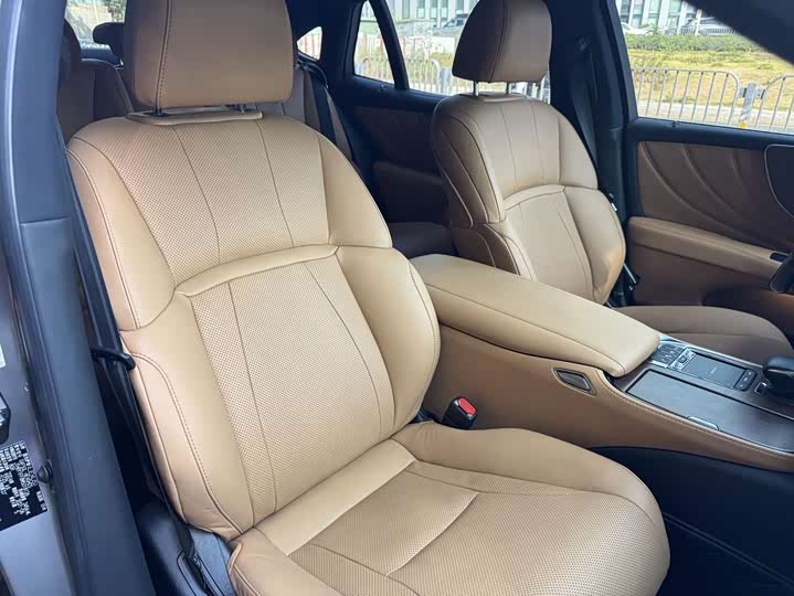 Фото 21 - Lexus LS