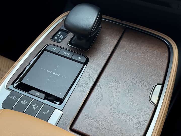 Фото 23 - Lexus LS