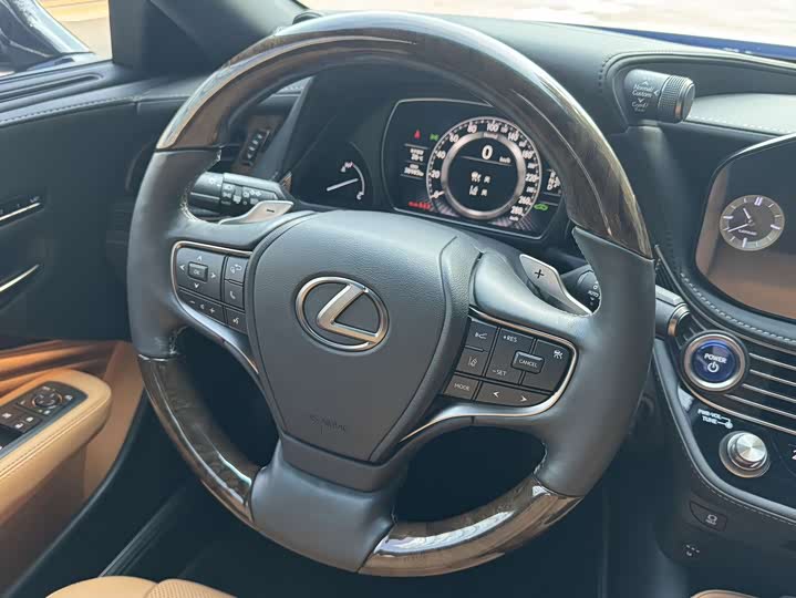 Фото 26 - Lexus LS