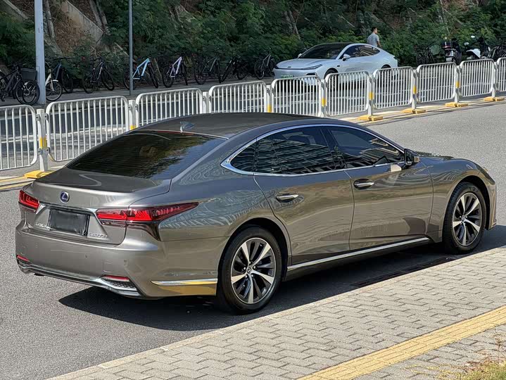 Фото 6 - Lexus LS