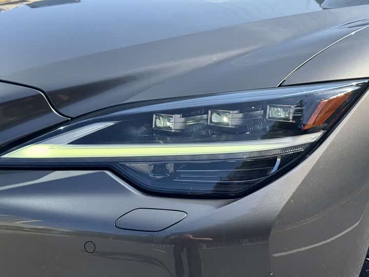 Фото 9 - Lexus LS