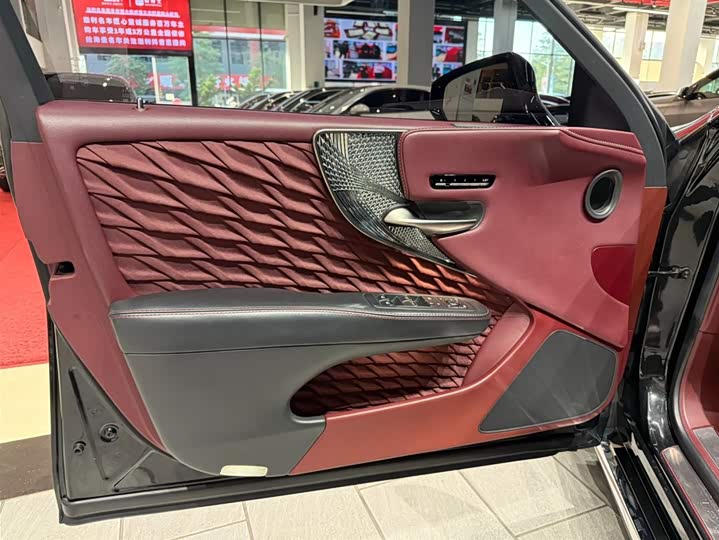 Фото 11 - Lexus LS