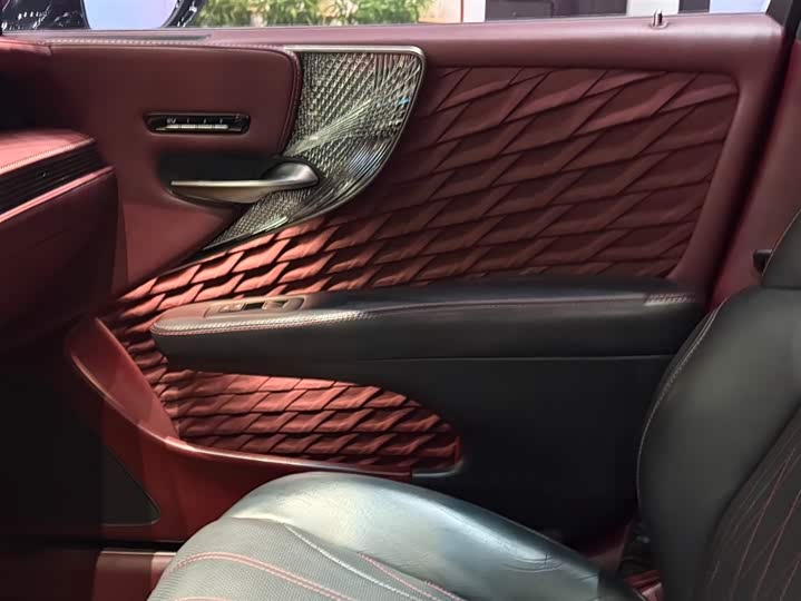 Фото 17 - Lexus LS