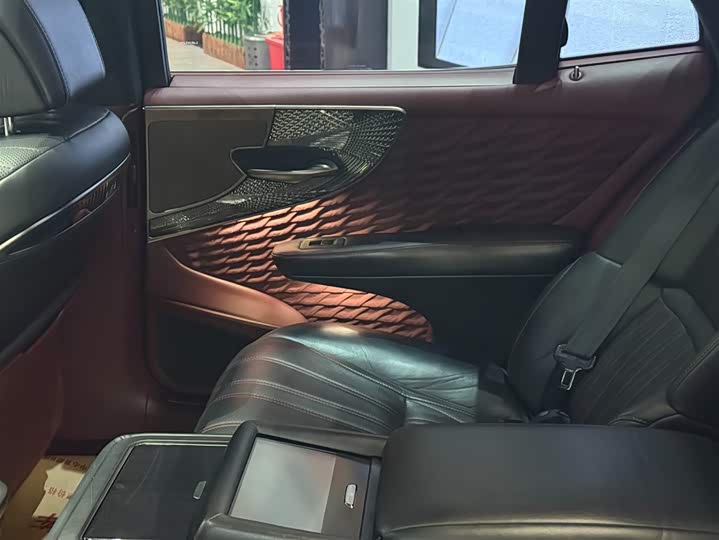 Фото 25 - Lexus LS