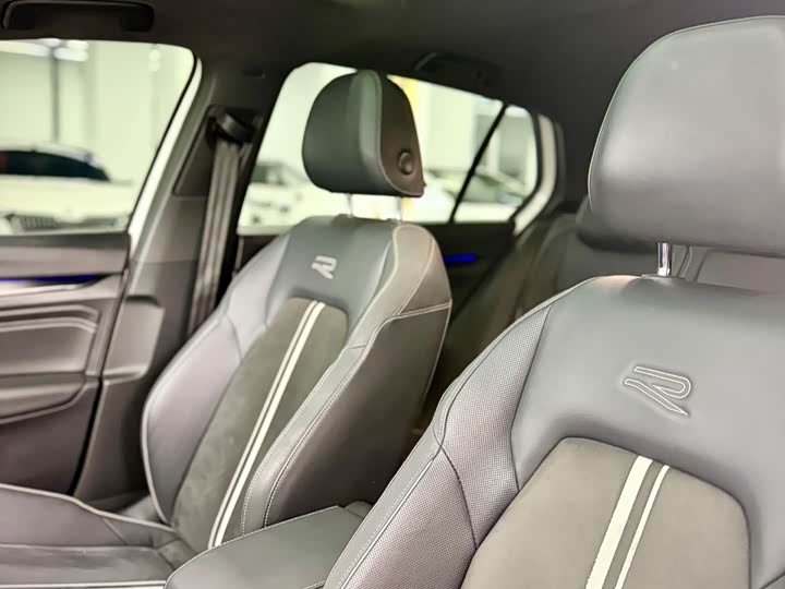 Фото 13 - Volkswagen Golf