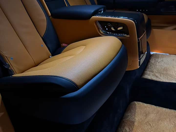 Фото 6 - Rolls-Royce Cullinan