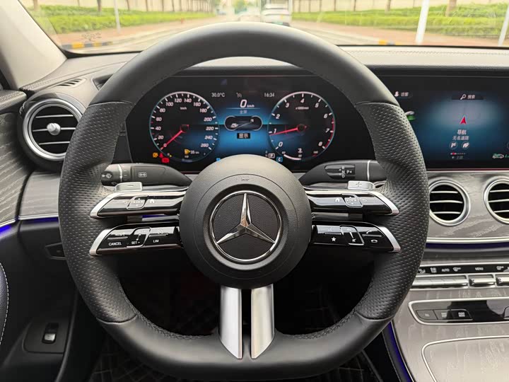 Фото 10 - Mercedes-Benz E-Class