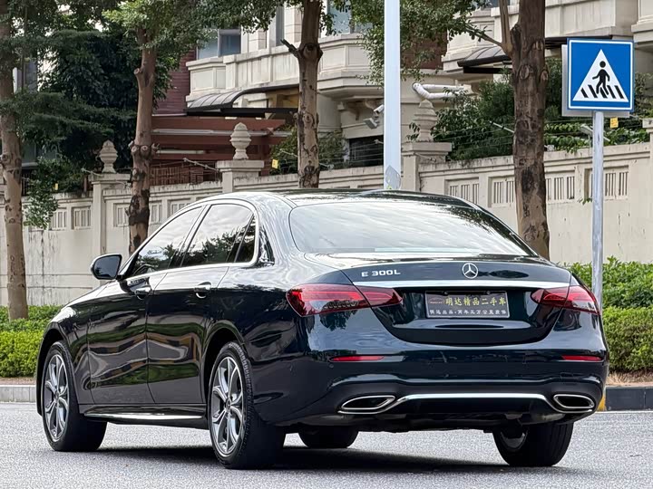 Фото 12 - Mercedes-Benz E-Class