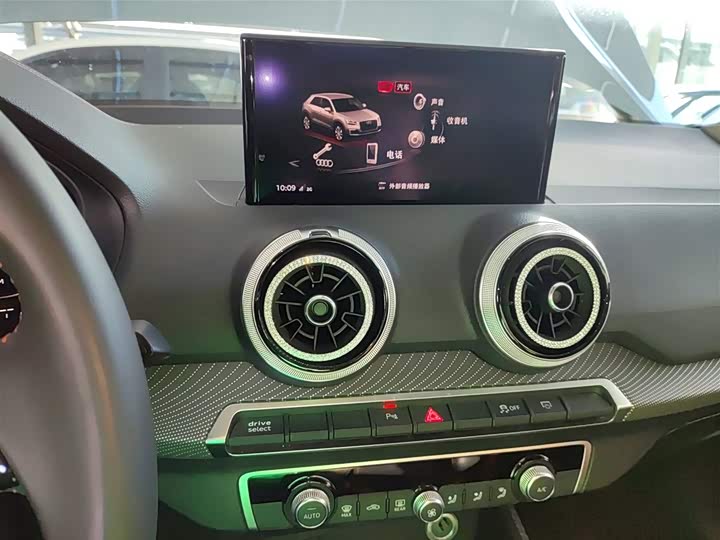 Фото 12 - Audi Q2L e-tron