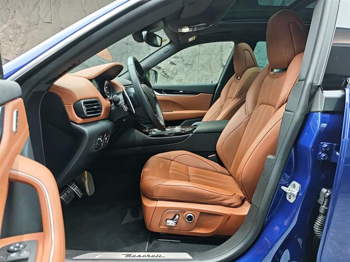Фото 8 - Maserati Levante