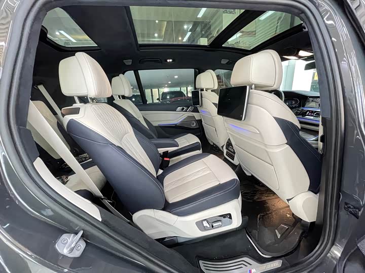 Фото 13 - BMW X7