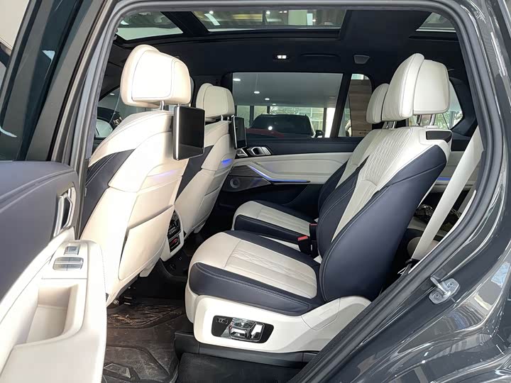 Фото 28 - BMW X7