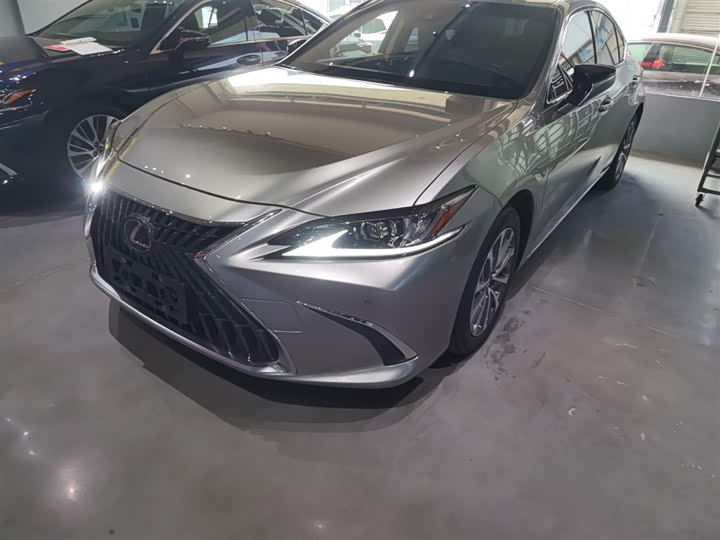 Фото 1 - Lexus ES