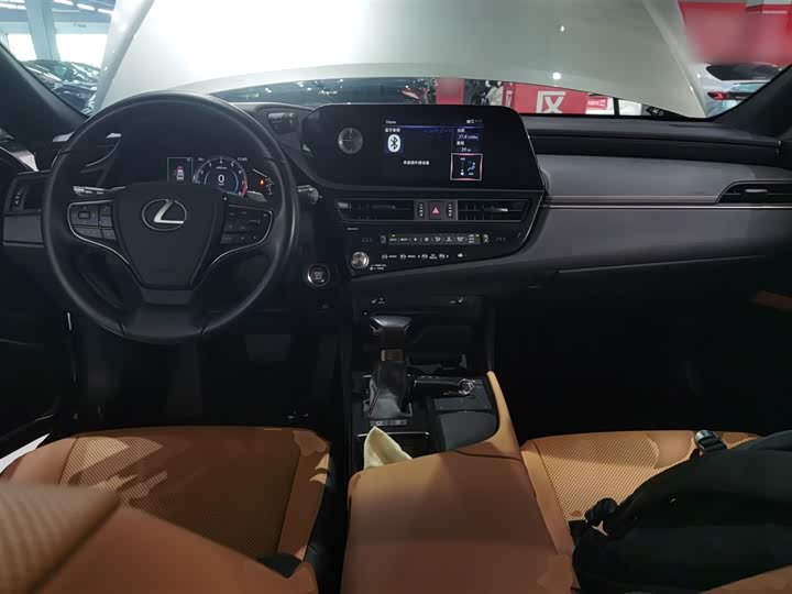 Фото 10 - Lexus ES