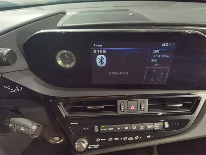 Фото 13 - Lexus ES