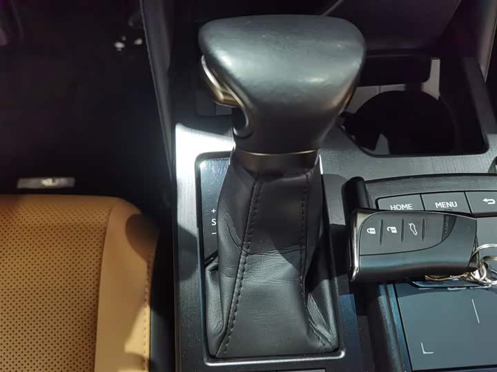 Фото 14 - Lexus ES