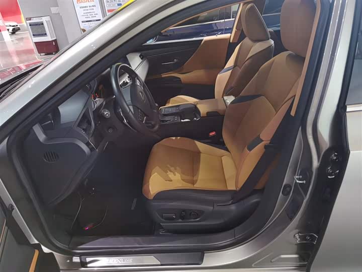 Фото 15 - Lexus ES