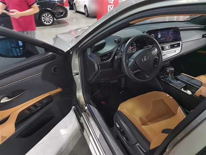 Фото 16 - Lexus ES