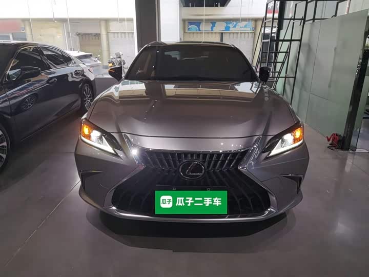 Фото 3 - Lexus ES