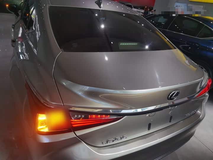 Фото 6 - Lexus ES