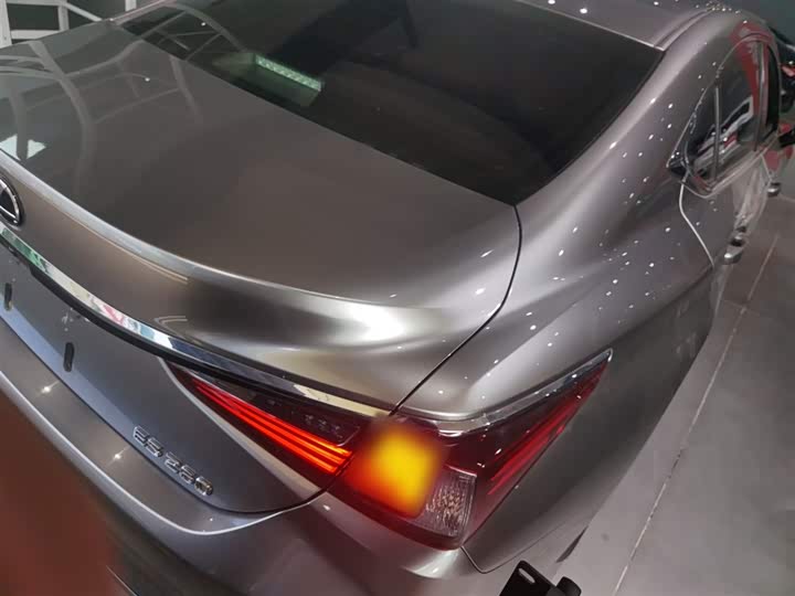 Фото 7 - Lexus ES