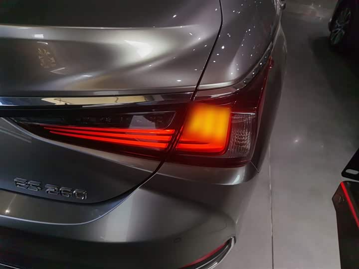 Фото 8 - Lexus ES