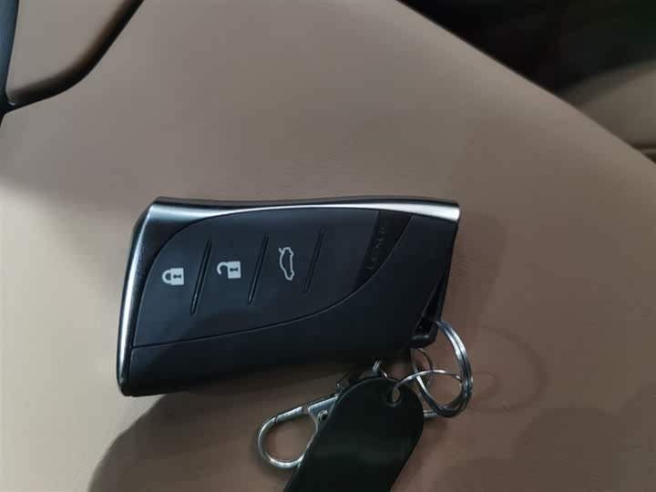 Фото 9 - Lexus ES